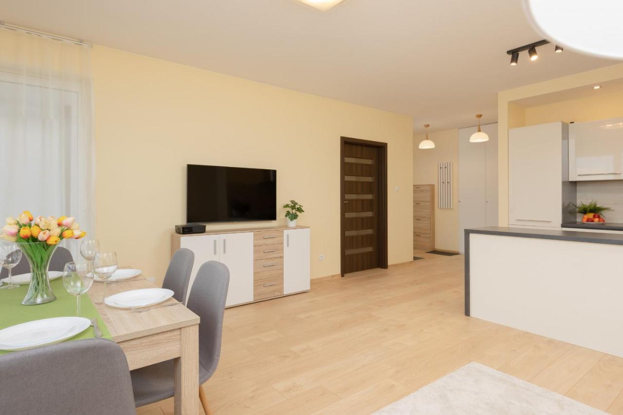 Praga Family Apartment With Parking By Noclegi Renters Varšava Exteriér fotografie